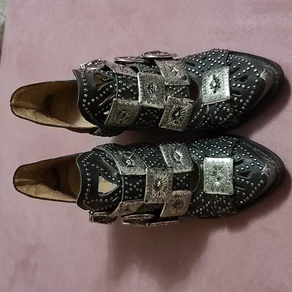 These boots were only worn once, they are gorgeous but too snug on me.